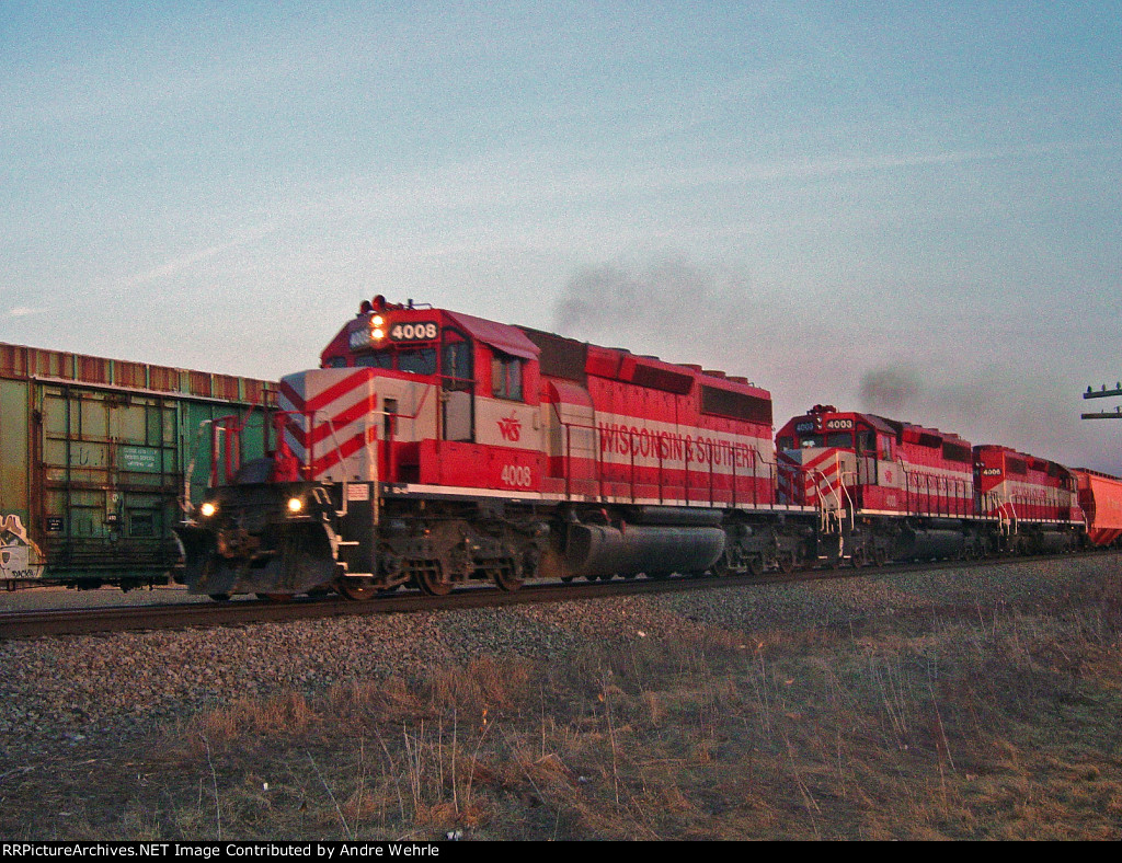 WSOR T003 roars north behind 3 SD40-2s minutes before sunset